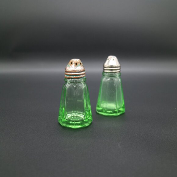 Hazel Atlas Green Uranium Depression Glasss Salt and Pepper Shakers - Picture 4 of 5
